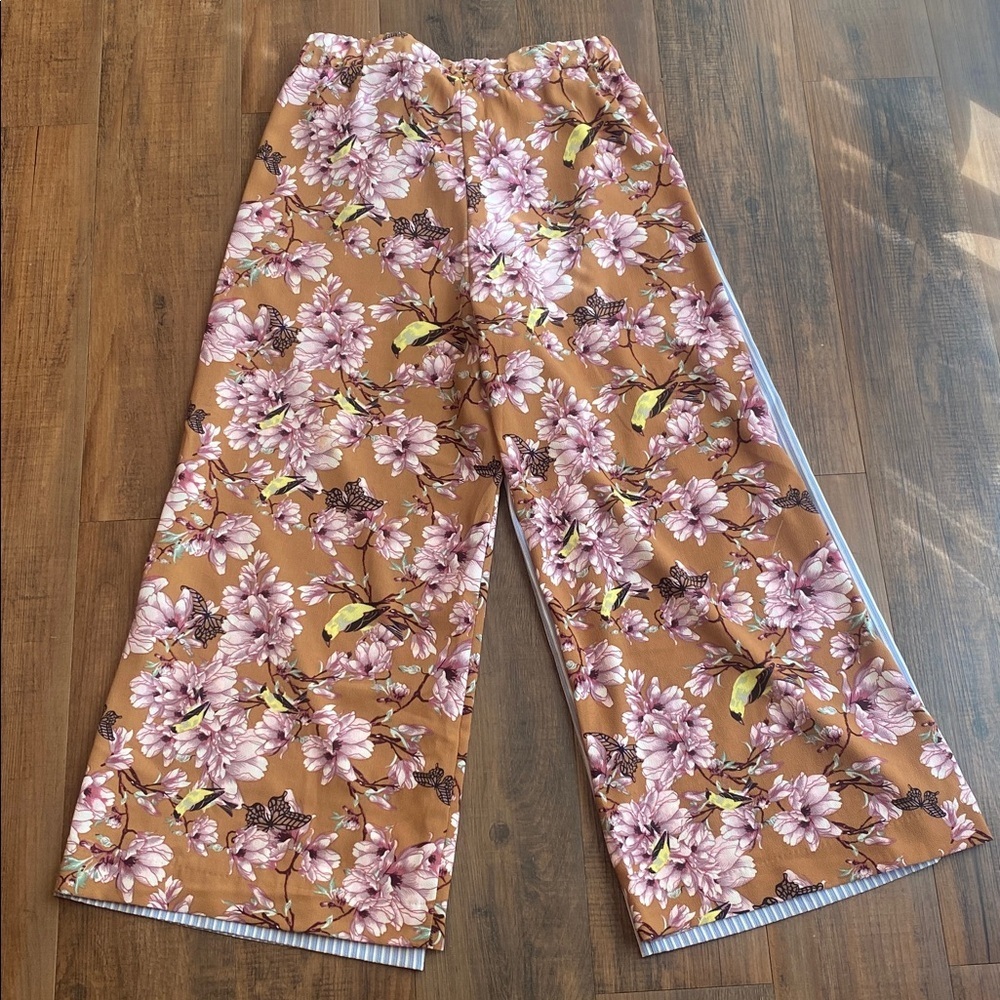 H&M Blue Striped and Floral Tan Capris - Picture 5 of 16